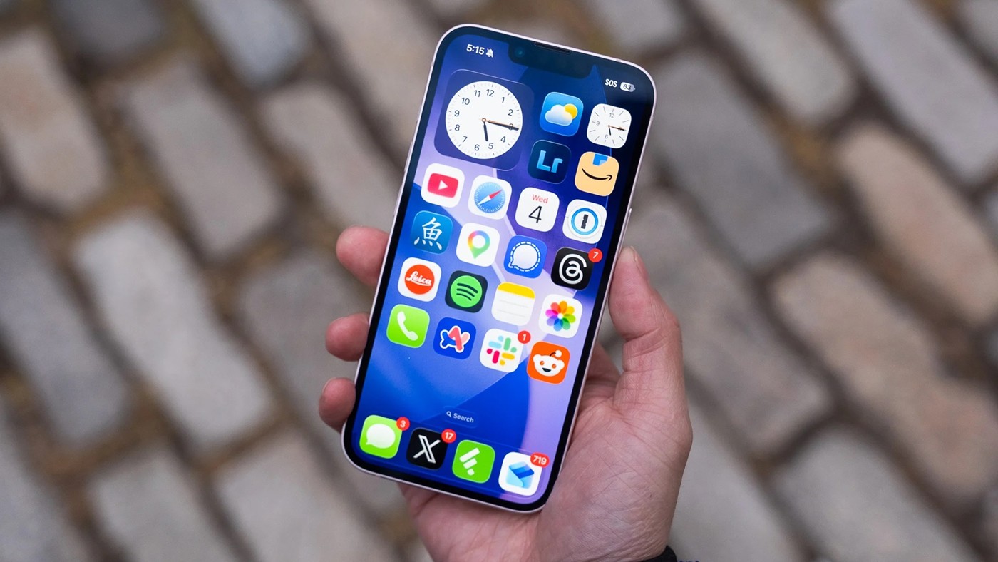 Apple introduce schimbarea automată a parolelor cu AI