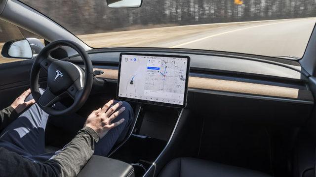 Tesla în modul Autopilot a lovit o casă, o femeie a decedat